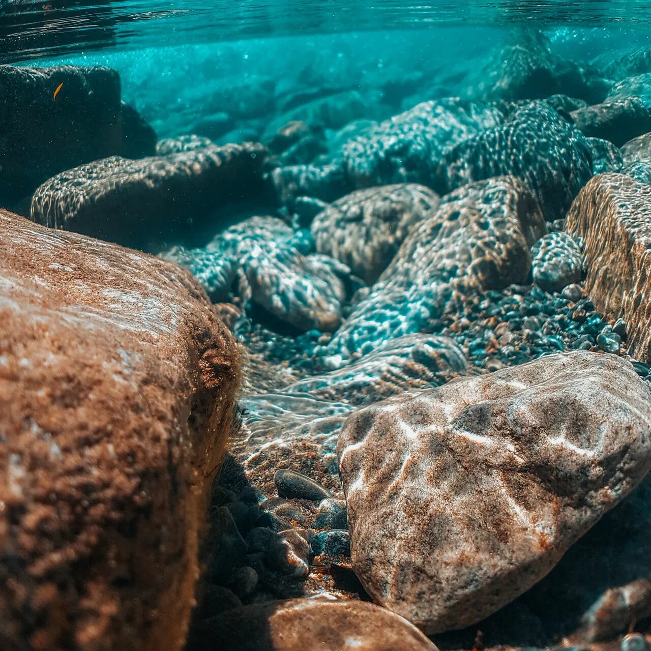 Подводные камни 2023. Дно моря. Камни на дне моря. Камни на дне океана. Морское дно.