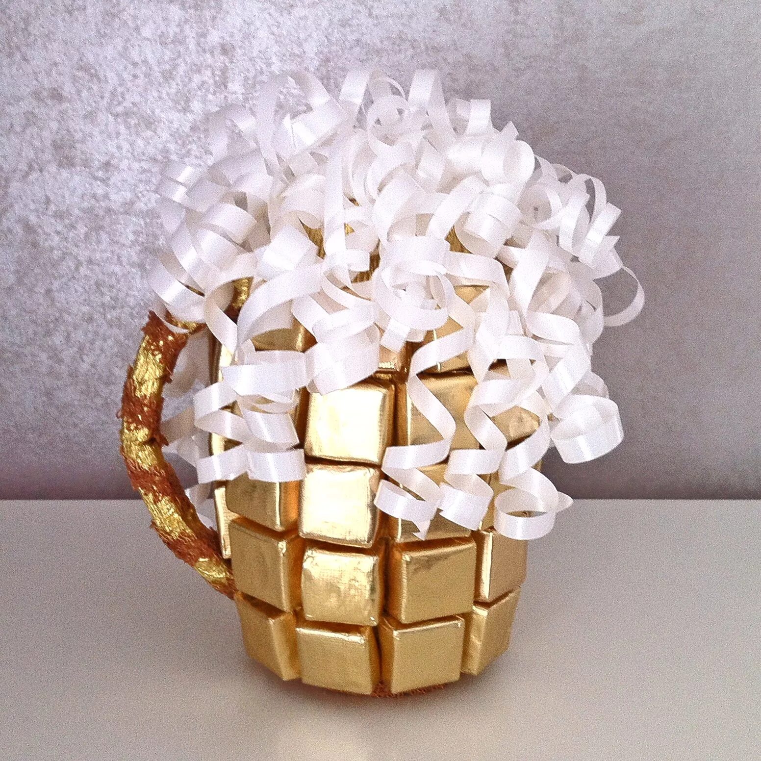 машинка из конфет. подделкииз конфет своими руками. коробочка для подарка. поделки из туалетных втулок. подарок из конфет.