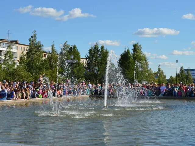 Жизнь южноуральска. Фонтан Южноуральск. Сквер у фонтана Южноуральск. Фонтан город Южноуральск. Фонтан в Южноуральске Челябинская область.