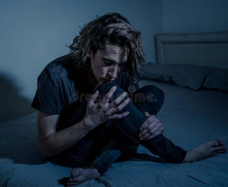 Боль мужчины. Парень плачет от боли. Кричащий от боли человек. Парень плачет эстетика. Парень кричит.