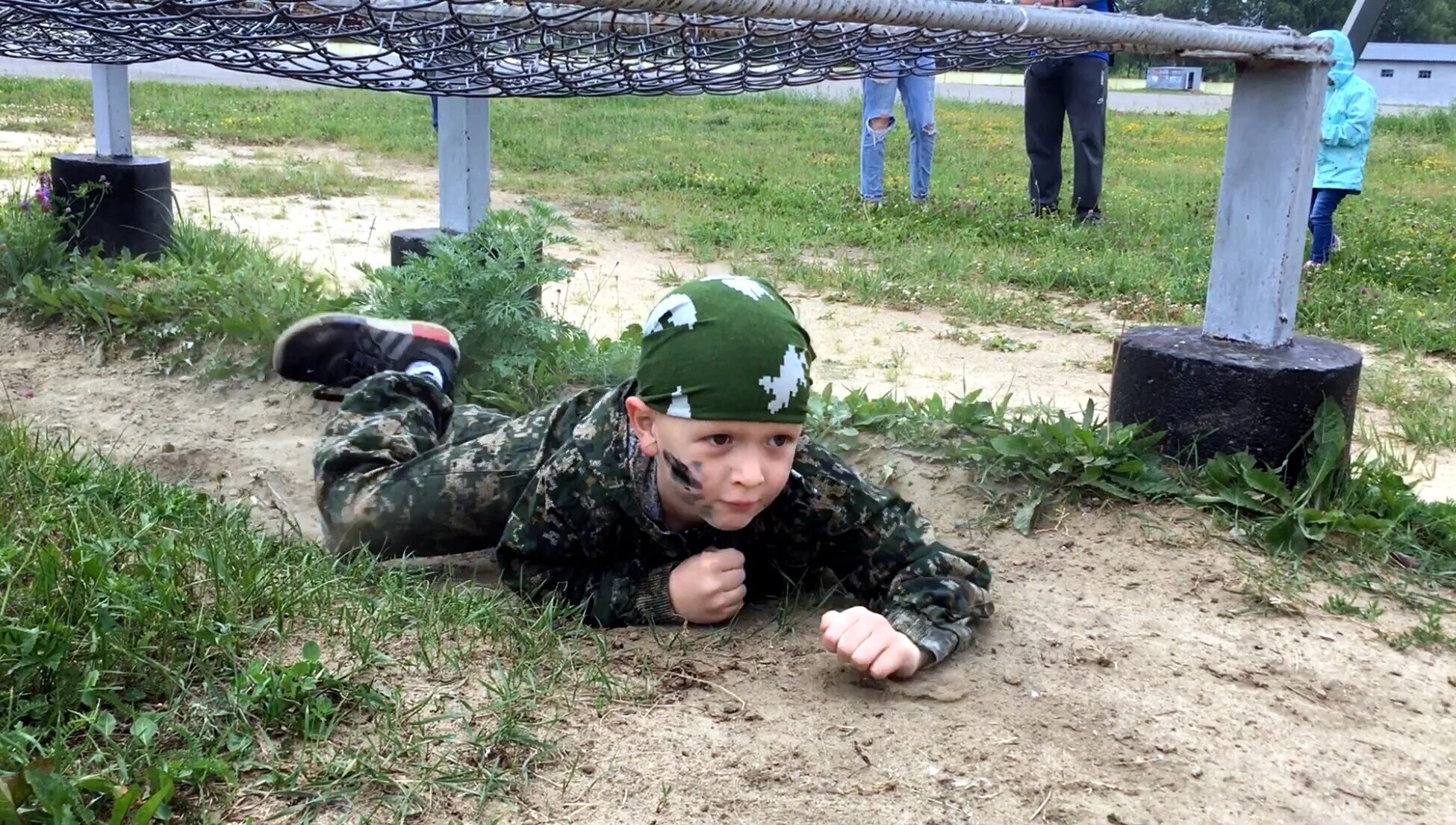 Спецназ дети лагерь. Юный спецназовец. Спецназовец с ребенком. Детская подготовка в спецназ.