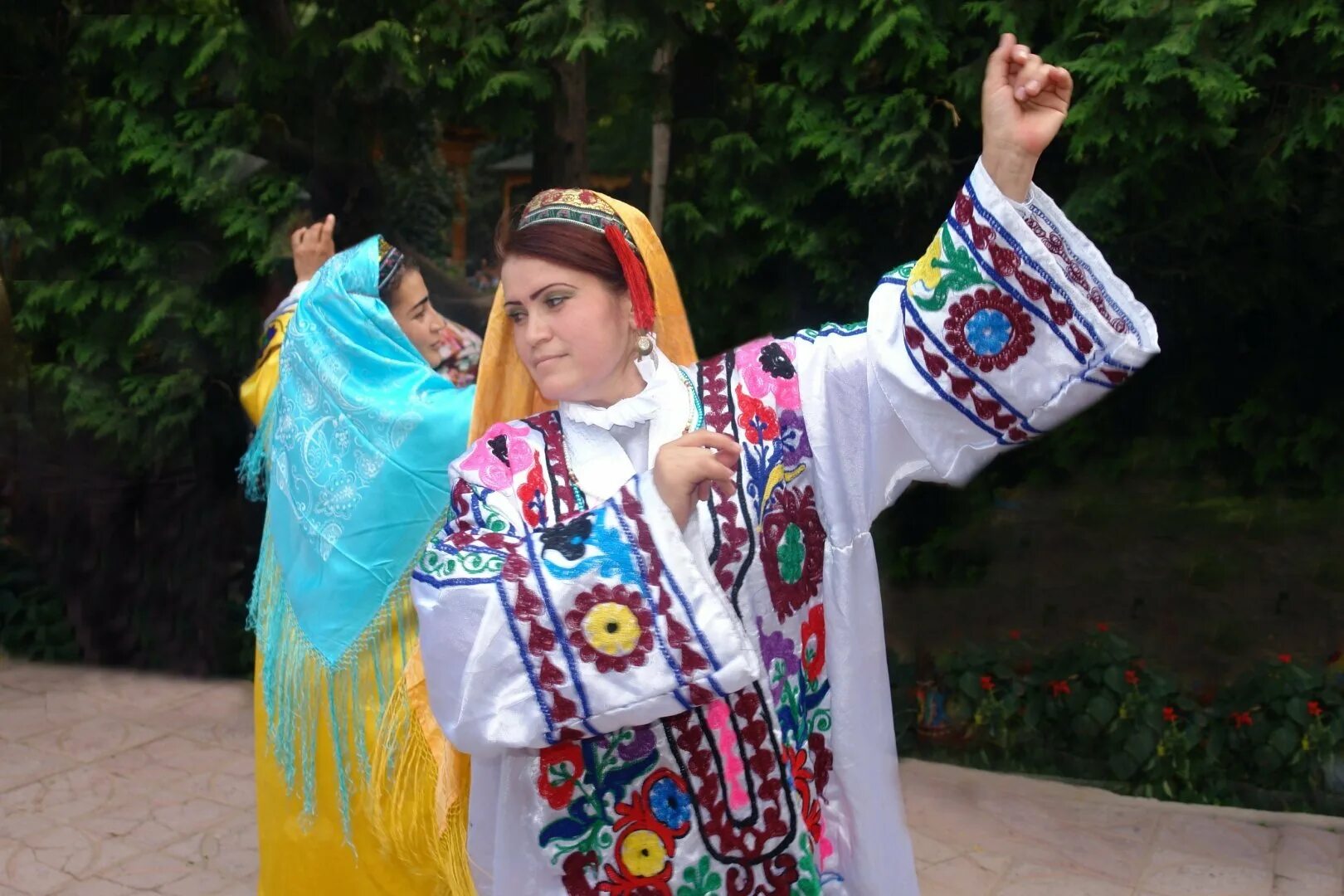 Таджикистан особенности страны. Нац одежда Таджикистана. Национальный костюм Таджикистана. Национальная таджикская одежда для женщин. Национальные традициииаджикистана.