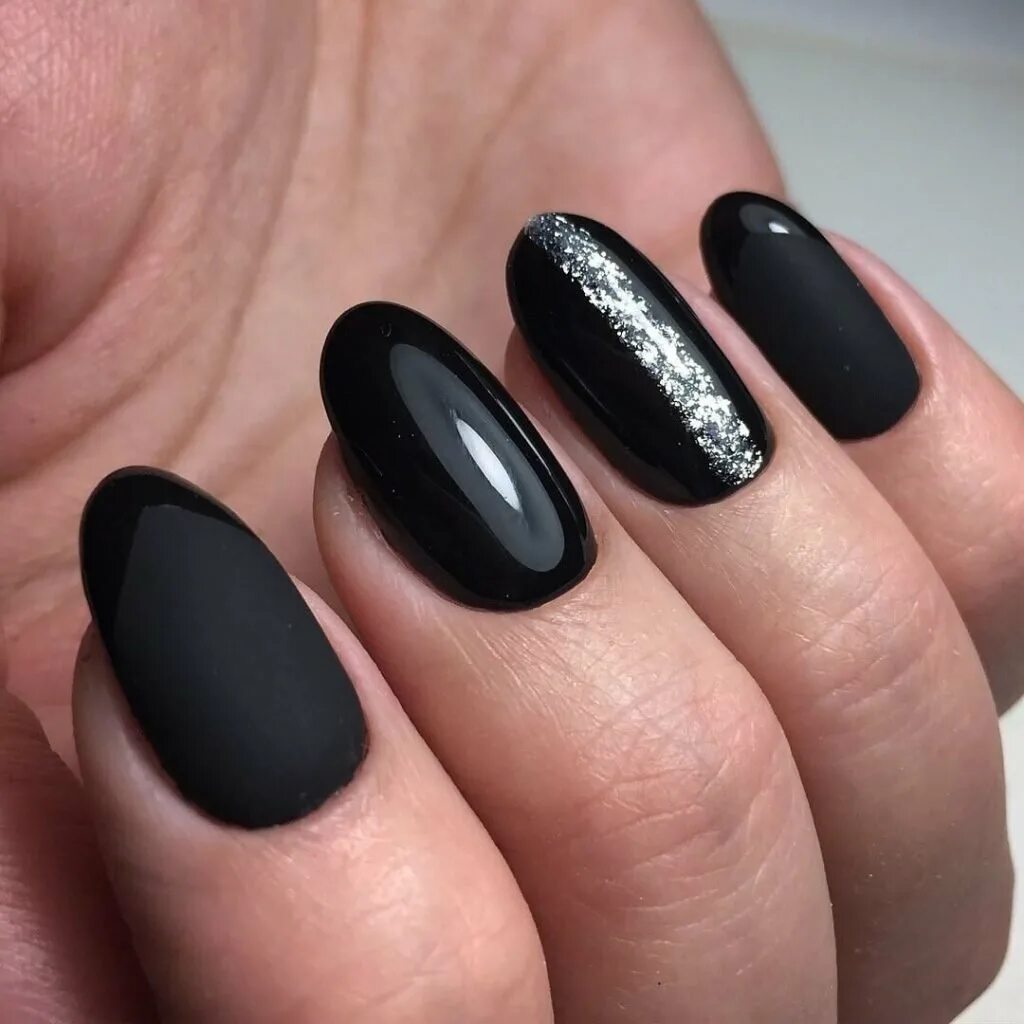 Черный матовый лак. Черные ногти. Красивый черный маникюр. Стильный черный маникюр. Чёрный матовый маникюр на короткие ногти.
