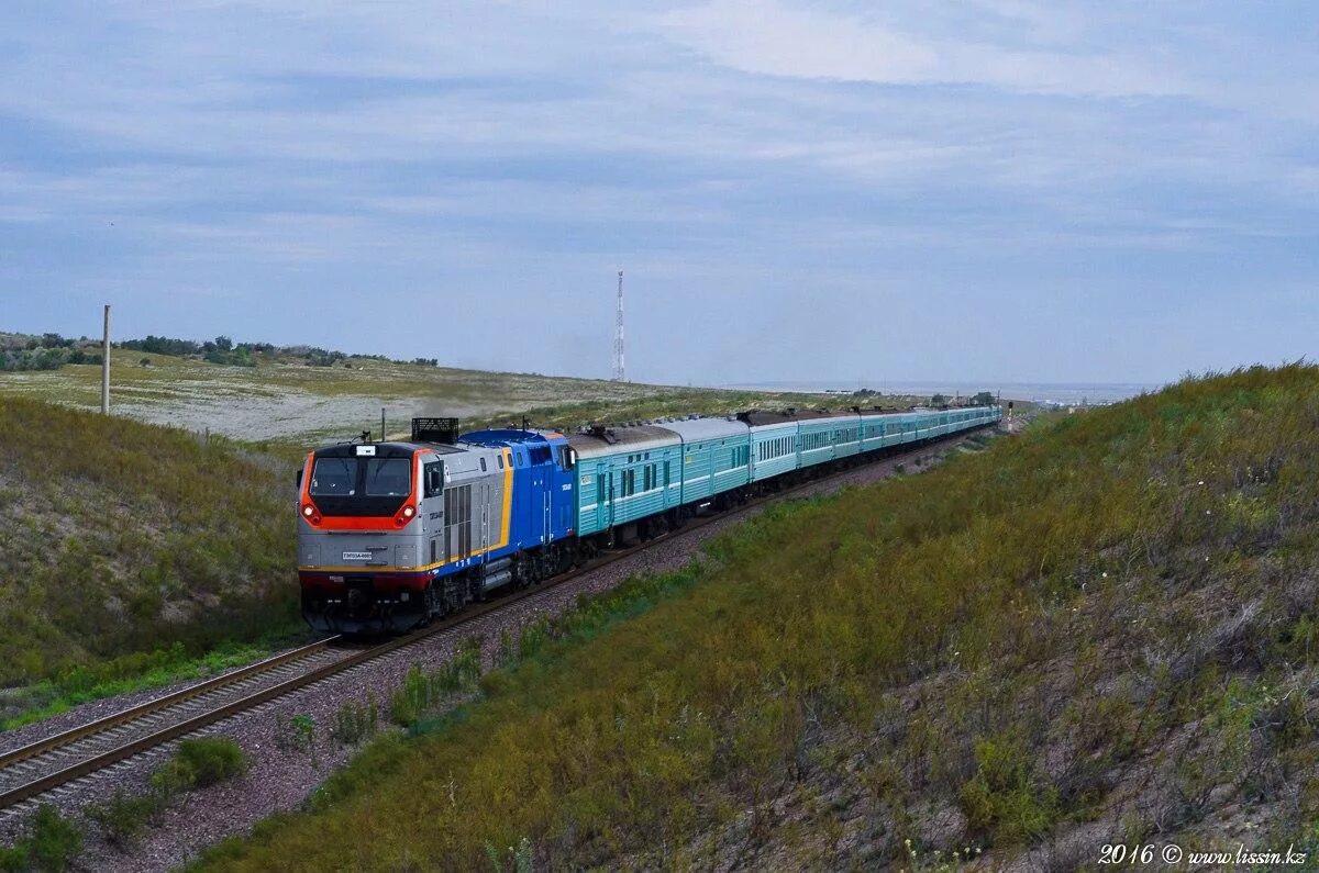 Курсируют ли поезда. КТЖ поезд. Поезд тэп33а. Капшагай станция Казахстан. Казахстанские железные дороги.