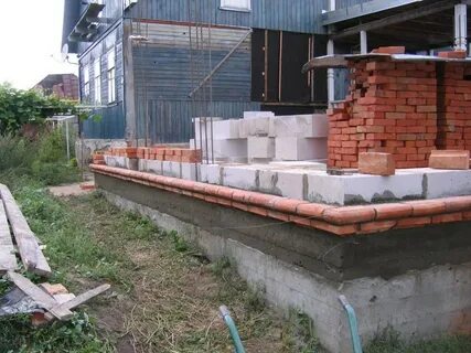 После фундамента цоколь
