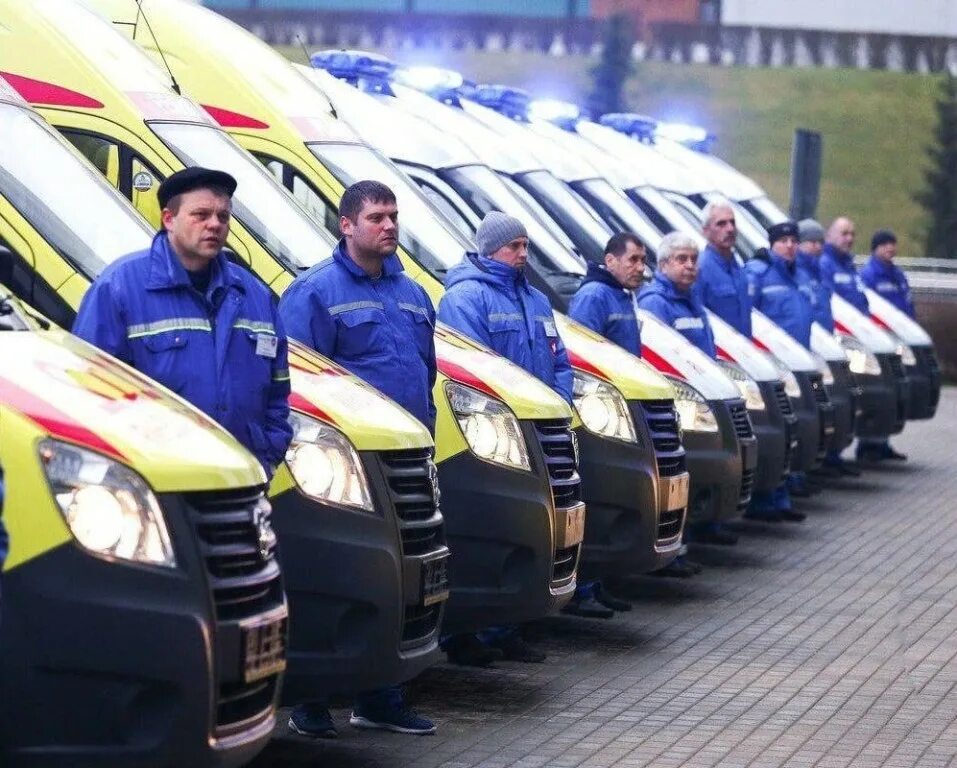 автотранспортное предприятие сат-2000. автопарк грузовых машин. машина в автосервисе. обновленный автопарк. машины в автосалоне.