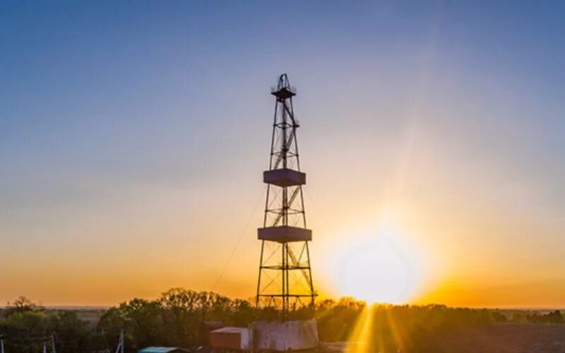 Буровая вышка нефтяная. Газовая вышка. Газовая буровая вышка. Факел сжигания попутного газа. Попутный нефтяной газ.