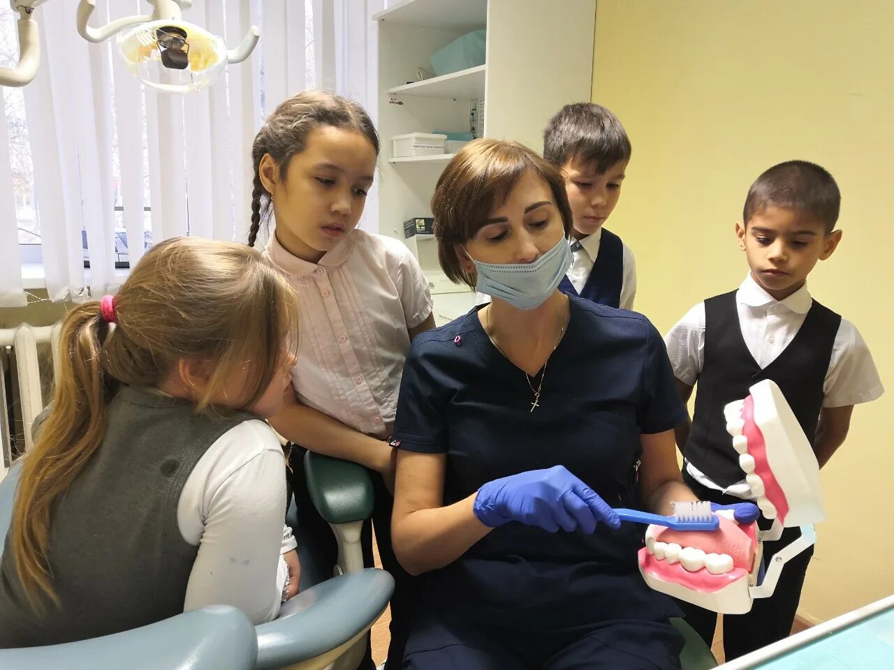 осмотр стоматолога в школе. подросток у стоматолога. осмотр стоматолога в школе. прелметмкоторым осматривают зубы. осмотр стоматолога в школе.