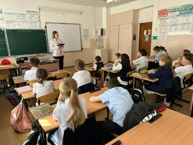 Ребятам третьего класса. Директор 3 школы альметьевска фото. Лицей им булатова кукмор. Мбоу сош №98 город краснодар 3б класс 2023. Директор 3 школы альметьевска фото.