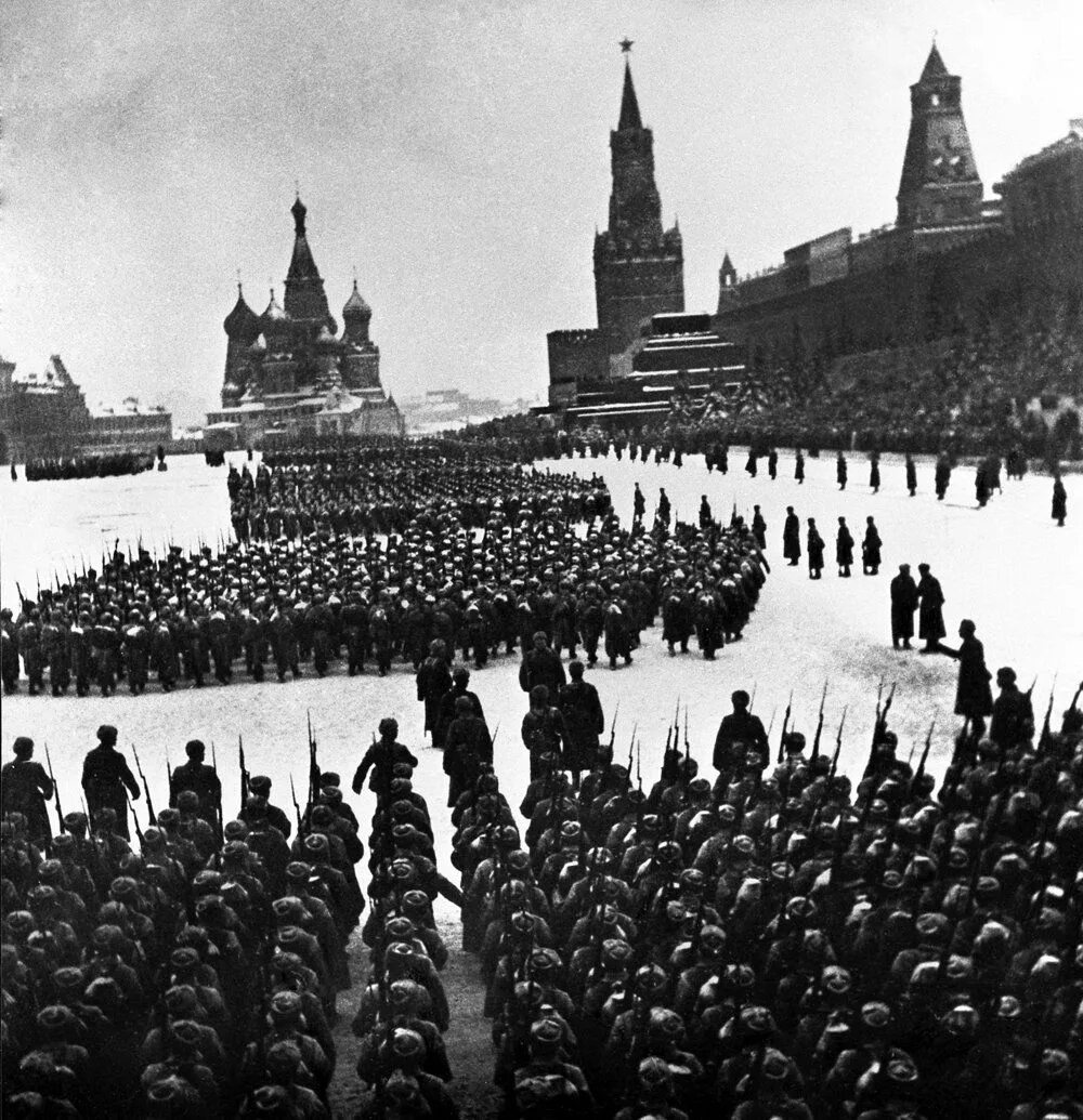 Москва военное время. Парад 7 ноября 1941 года в Москве. 7 Ноября 1941 года парад на красной площади битва за Москву. Парада на красной площади в городе Москве 7 ноября 1941 г.