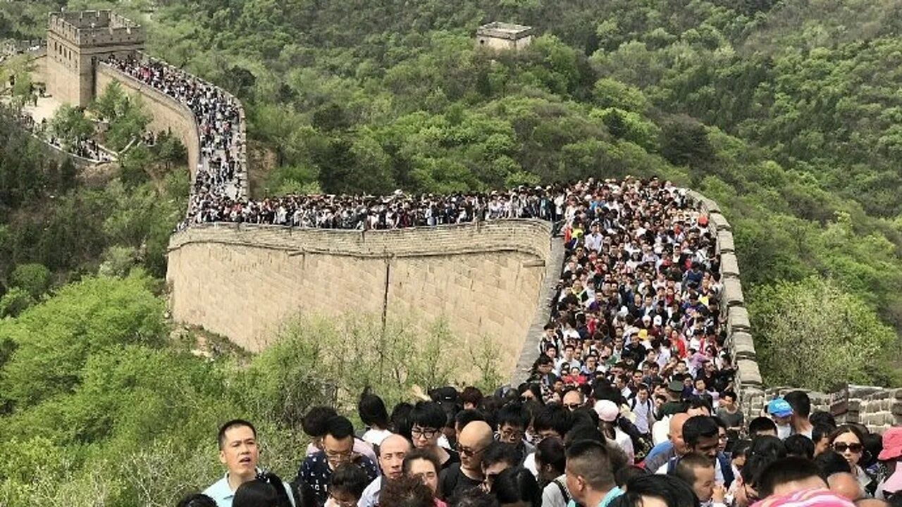 The great Wall at Badaling Китай. Бадалин Пекин замок. Великая китайская стена уходит под землю. Реставрация Великой китайской стены.