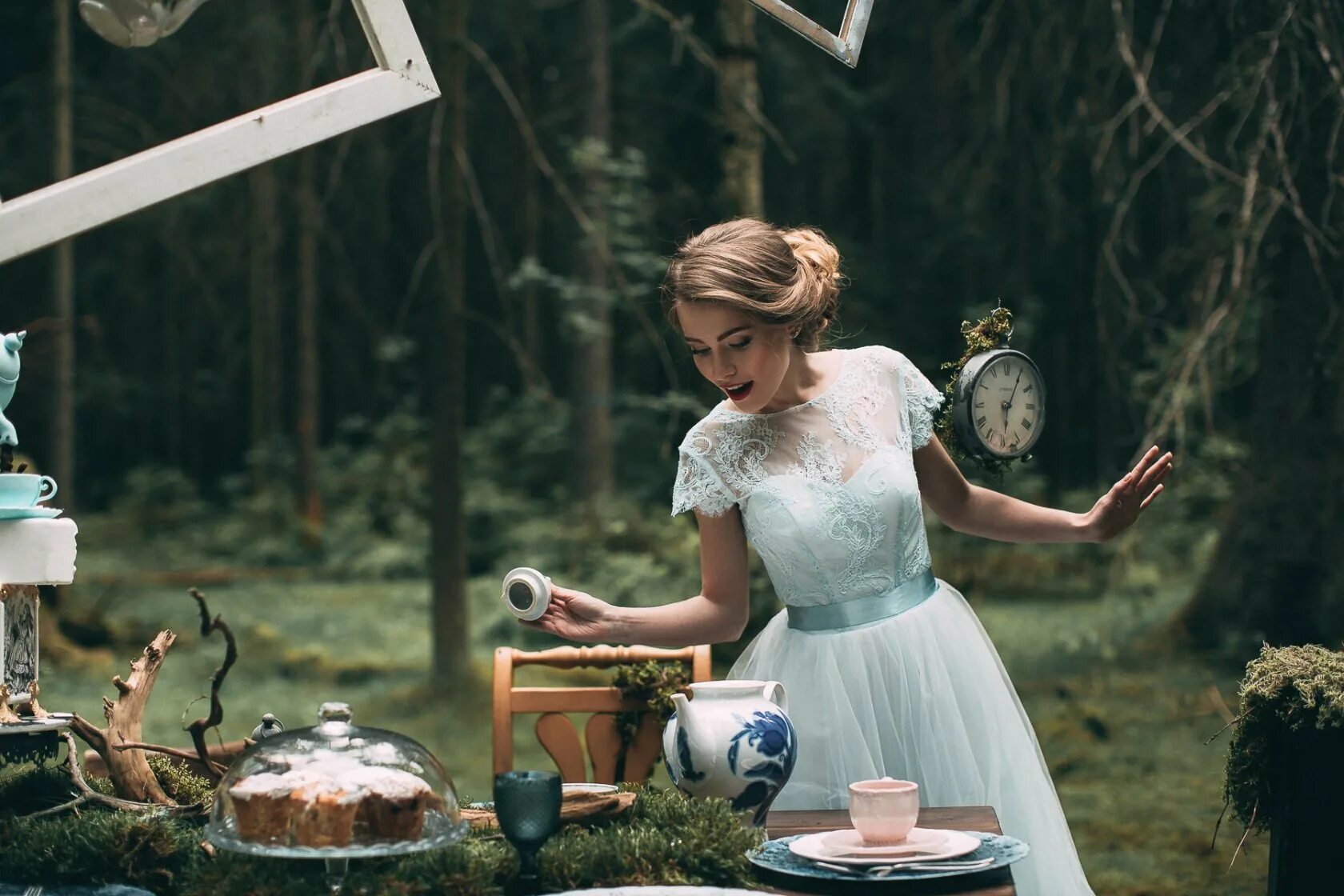 Алиса в стране чудес Алиса. Алиса в стране чудес образ Алисы. Алиса в стране чудес чаепитие фотосессия. Алиса в Зазеркалье образ Алисы. Зеркало с алисой