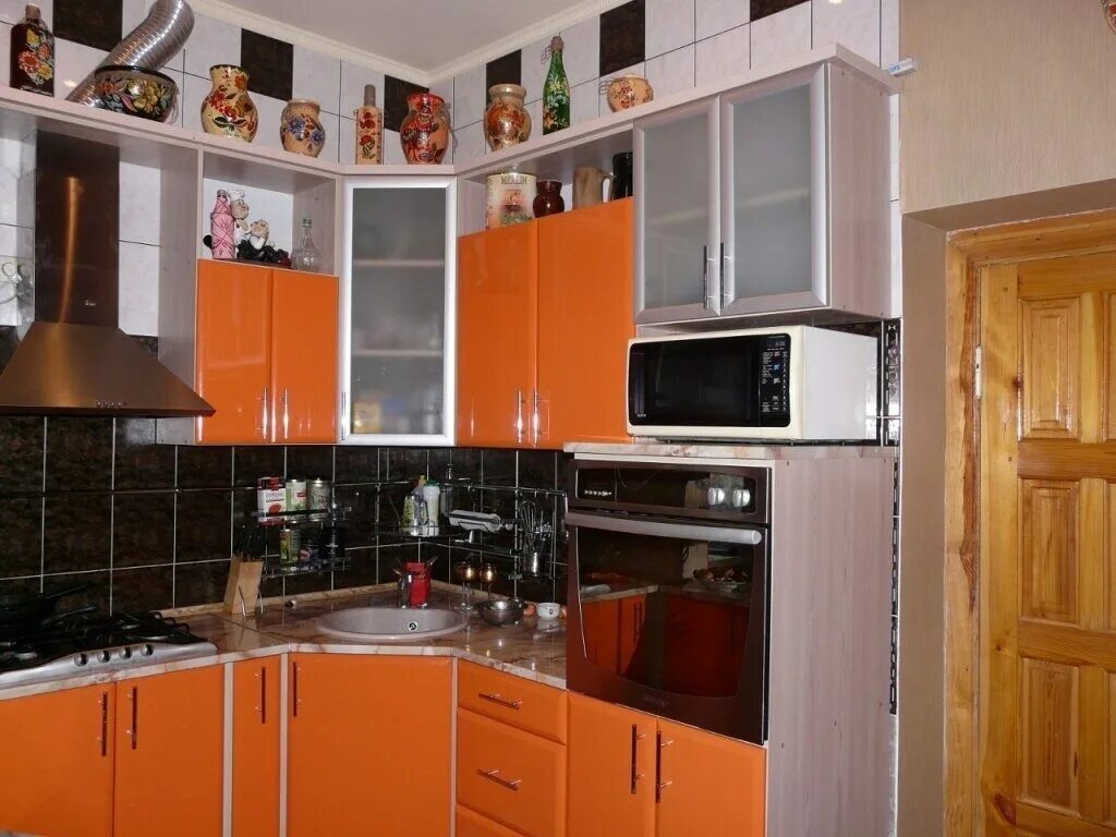 Кухни на заказ хрущевок фото. Кухни в хрущевке угловые. угловая кухнядля маленкой хрушовки. кухонный гарнитур для маленькой кухни. кухни маленькие угловые в хрущевке.
