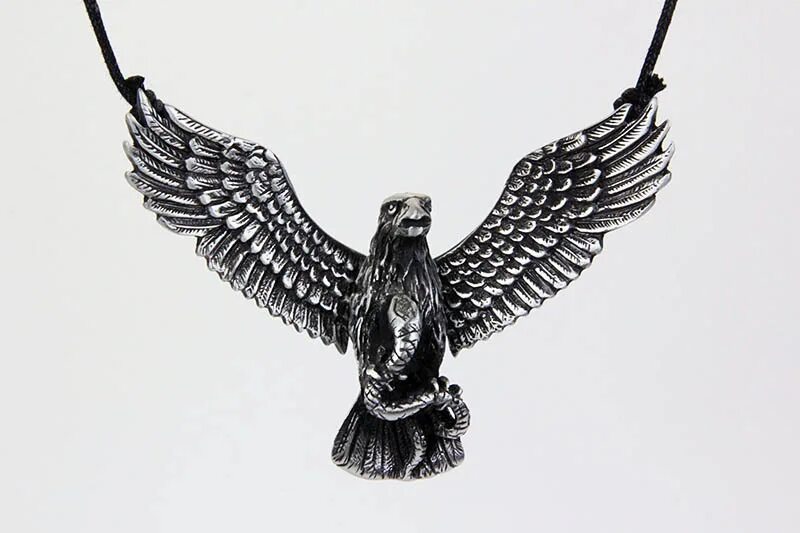 Орел и змея заратустра. Орел со змеей в когтях. Орел со змеей статуэтка. Хохлатый змеиный орел. Орел со змеей.