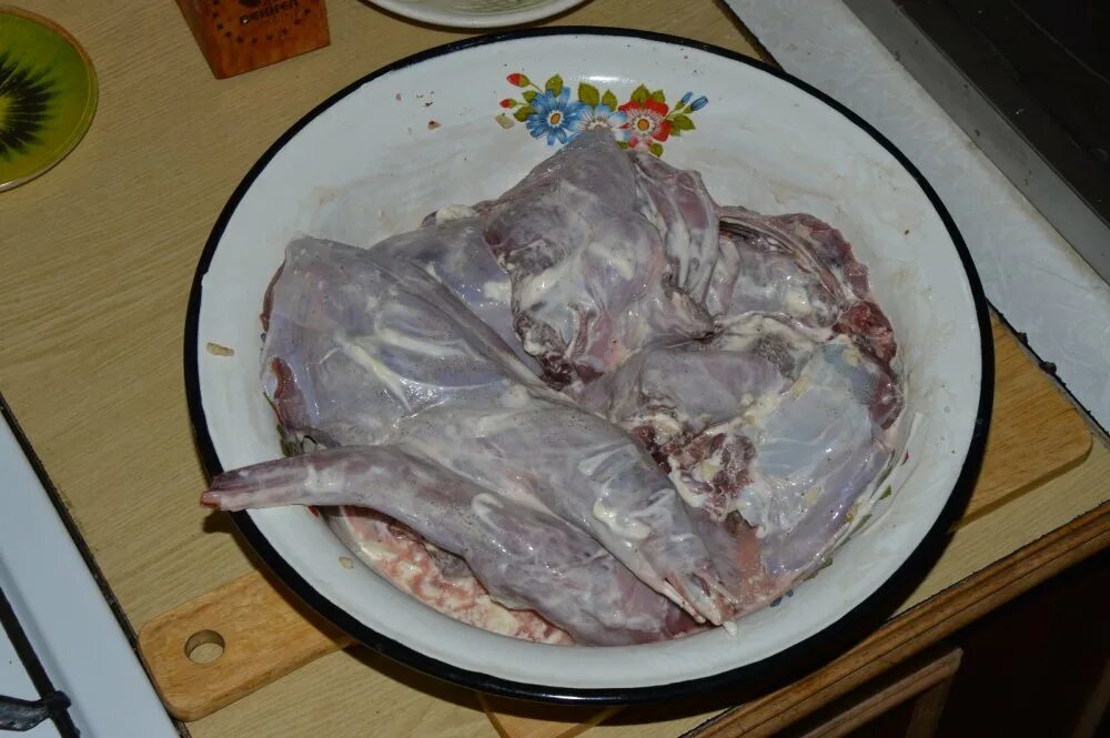 Маринад для кролика для копчения. Как замариновать зайца. Кролик в сметане тушеный в духовке. Вкусный маринад кролика. Как замариновать зайца.