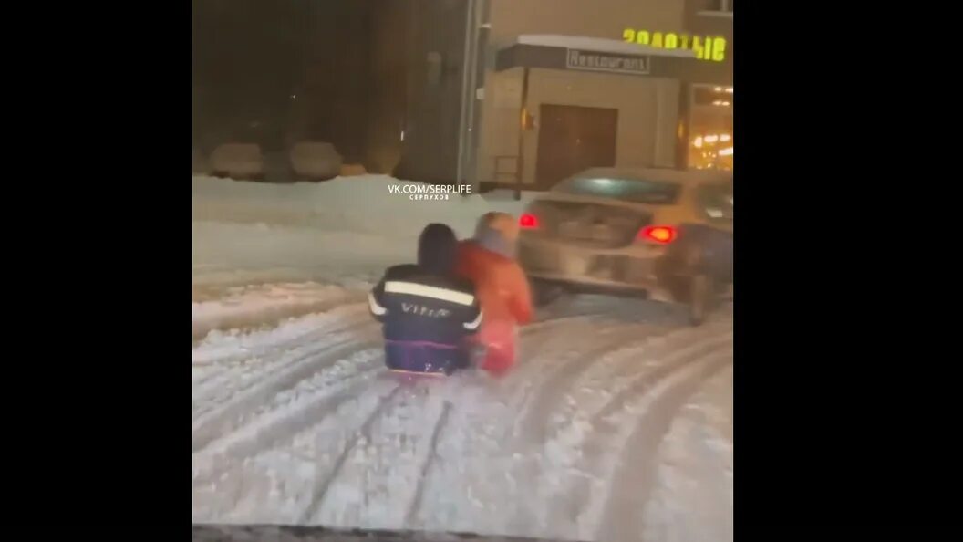 Санки прикрепленные к машине. Х 5 С санками привязали.