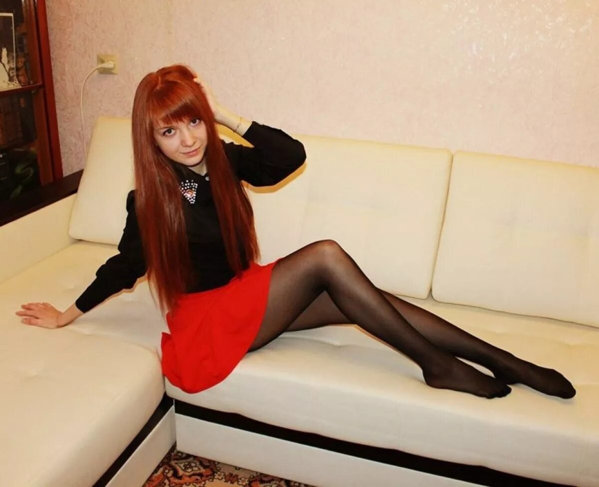 рыжая девушка в леггинсах. люси коллетт чулки. джессика нигри velma. рыжие девушки в колготках. няшные девушки в колготках.