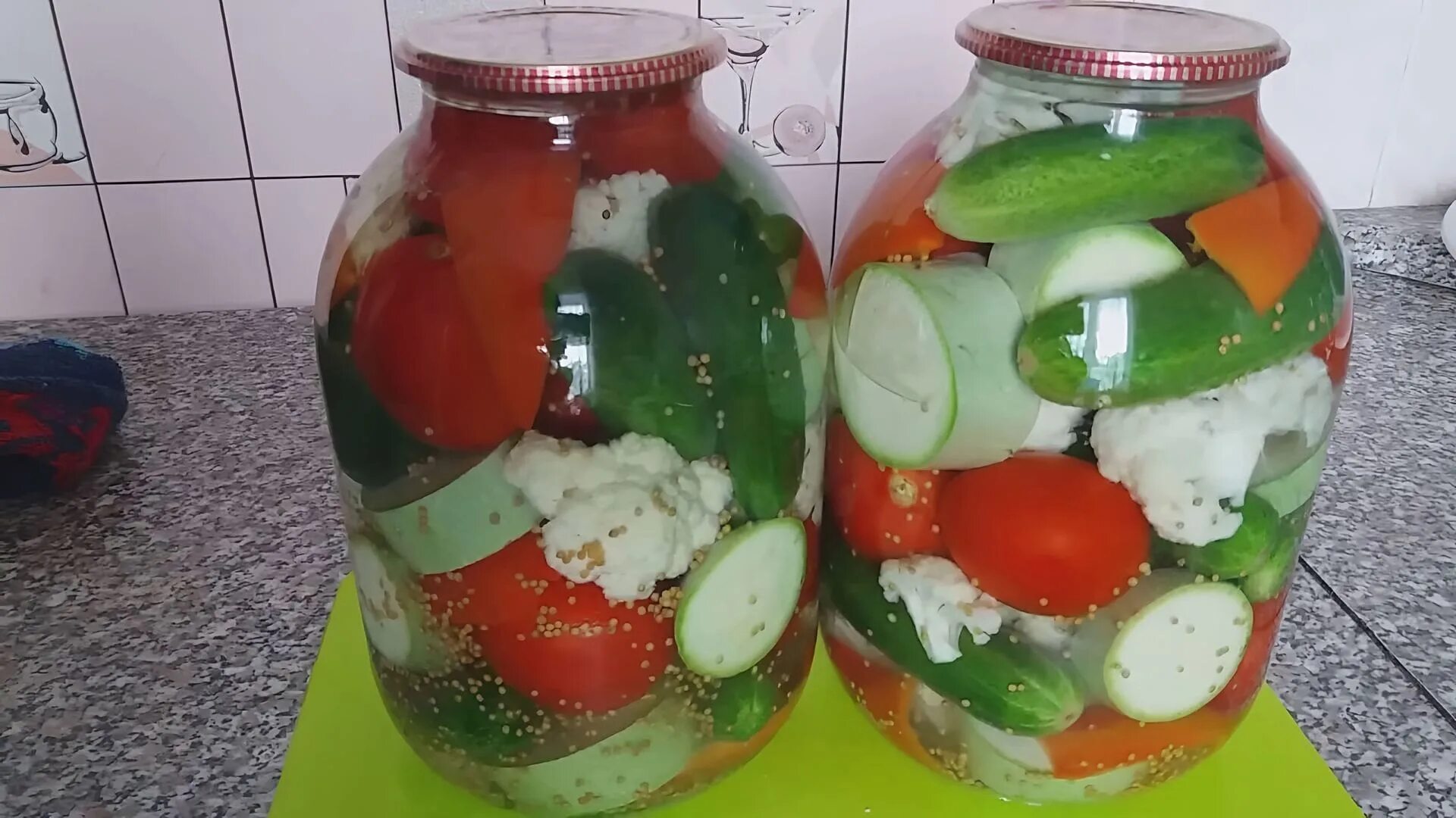 Маринованные огурцы и помидоры ассорти. Консервация огурцов и помидоров. Маринад ассорти огурцов и помидоров на 1 литр. Помидоры в банке. Помидоры в банке.