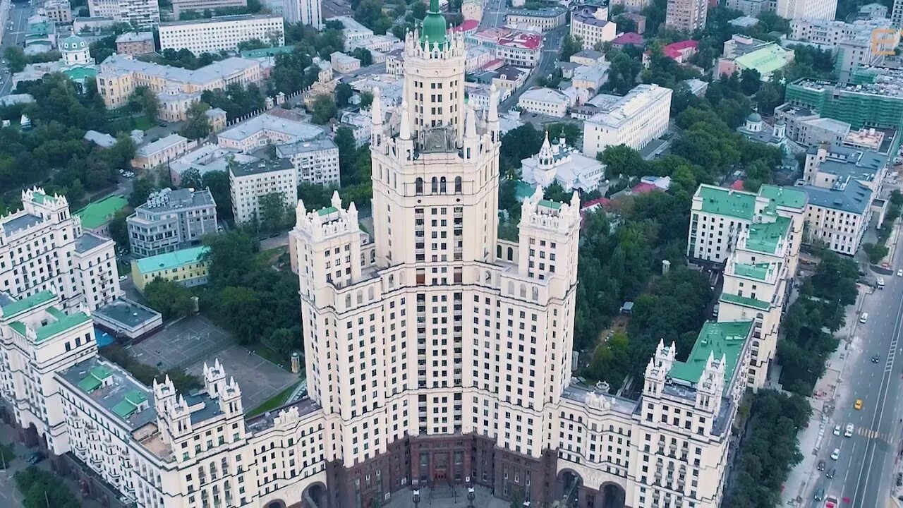 Куплю жилой дом в москве. Сталинские высотки в Москве высотка на Котельнической набережной. Дом на Котельнической набережной. Сталинка на Котельнической набережной. Дом на Котельнической набережной в Москве сталинской высотке.