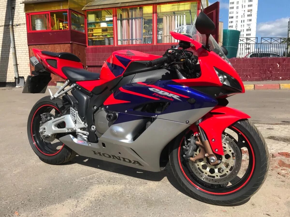 Купить хонду сбр 1000рр. Honda cbr1000rr Fireblade Red. Honda 1000rr Fireblade. Honda 1000rr Fireblade красный. Honda CBR 1000 RR/ra Fireblade 2005.