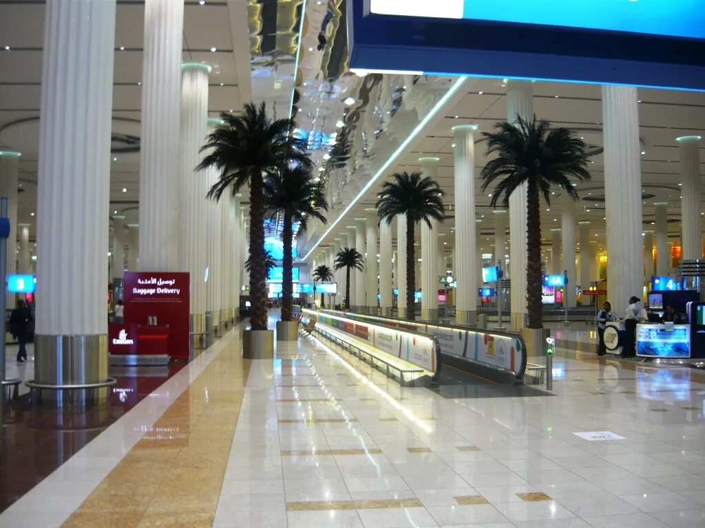 Работает ли аэропорт в дубае. Аэропорт Дубай DXB. Международный аэропорт Дубай внутри. Аэропорт Дубая снаружи. DXB 1 аэропорт Дубай.