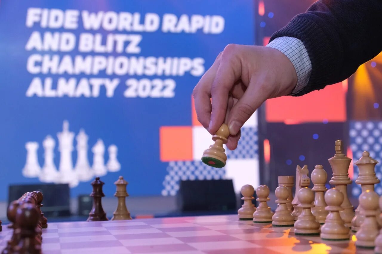 Шахматы чемпионат мира 2021. Абдусаттаров нодирбек шахматист. Даниил дубов. Чемпионат мира по шахматам по рапиду и блицу 2022. Володин даниил дмитриевич шахматы.