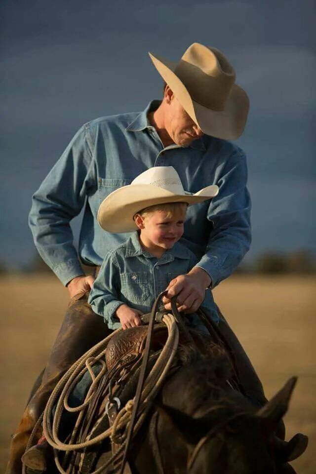 Ковбой ребенок. Ребенок в ковбойской шляпе. Ковбой старец. Маленький ковбой.