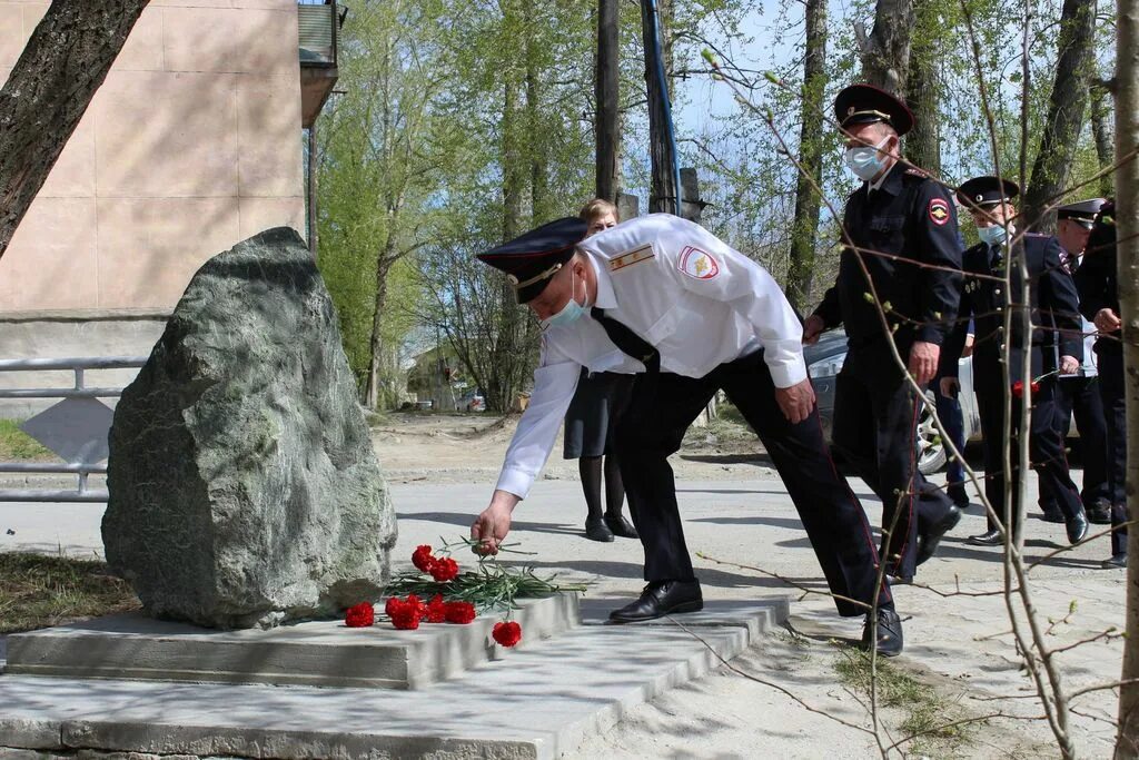 Инцидент ветеран. Аллея победы асбест. возложение цветов к мемориалу. ветеран у обелиска.