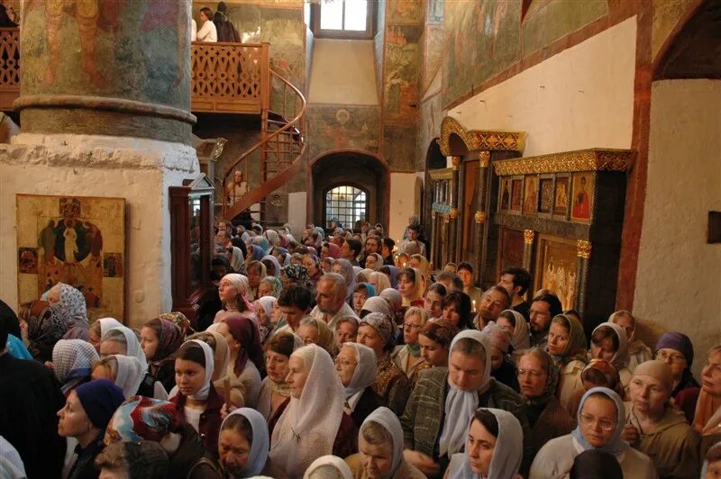 Прихожане в церкви. Люди в храме. Человек молится в храме. Верующие в храме.