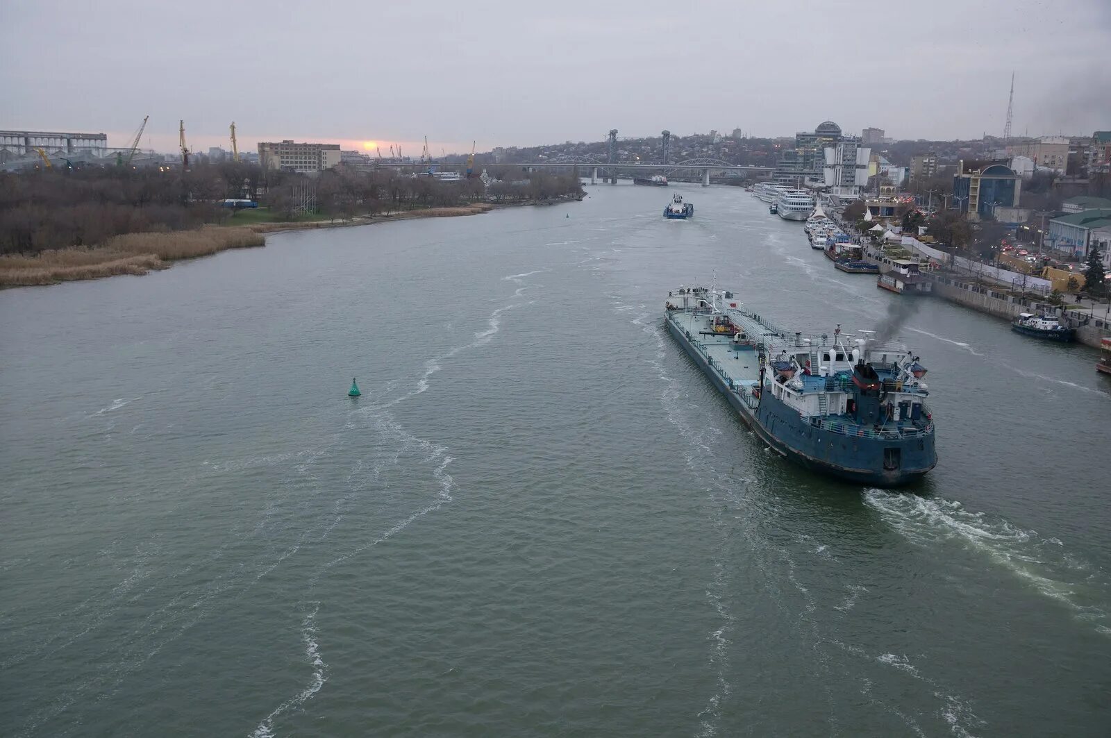 Температура воды в реке дон в ростове. Ростов на Дону река. Река Дон в Ростовской области. Ривер Дон Ростов. Баржа на реке Дон.