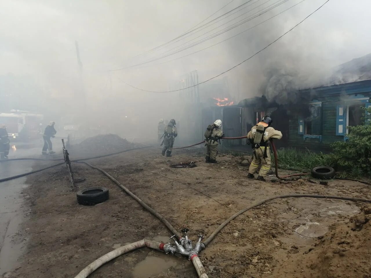 Пожар в омске сейчас. Омск пожар сейчас. Пожар в новоалександровске. Пожар в омске сейчас. Сгоревшее здание.