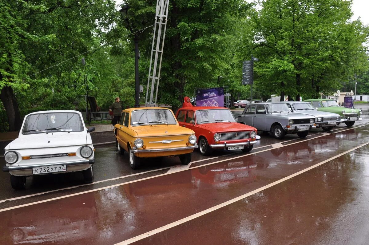 Автомобили в сокольниках. Ретрофест в сокольниках 2019. Машина в парке. Ретро выставка автомобилей в сокольниках. Ретро выставка автомобилей в сокольниках.