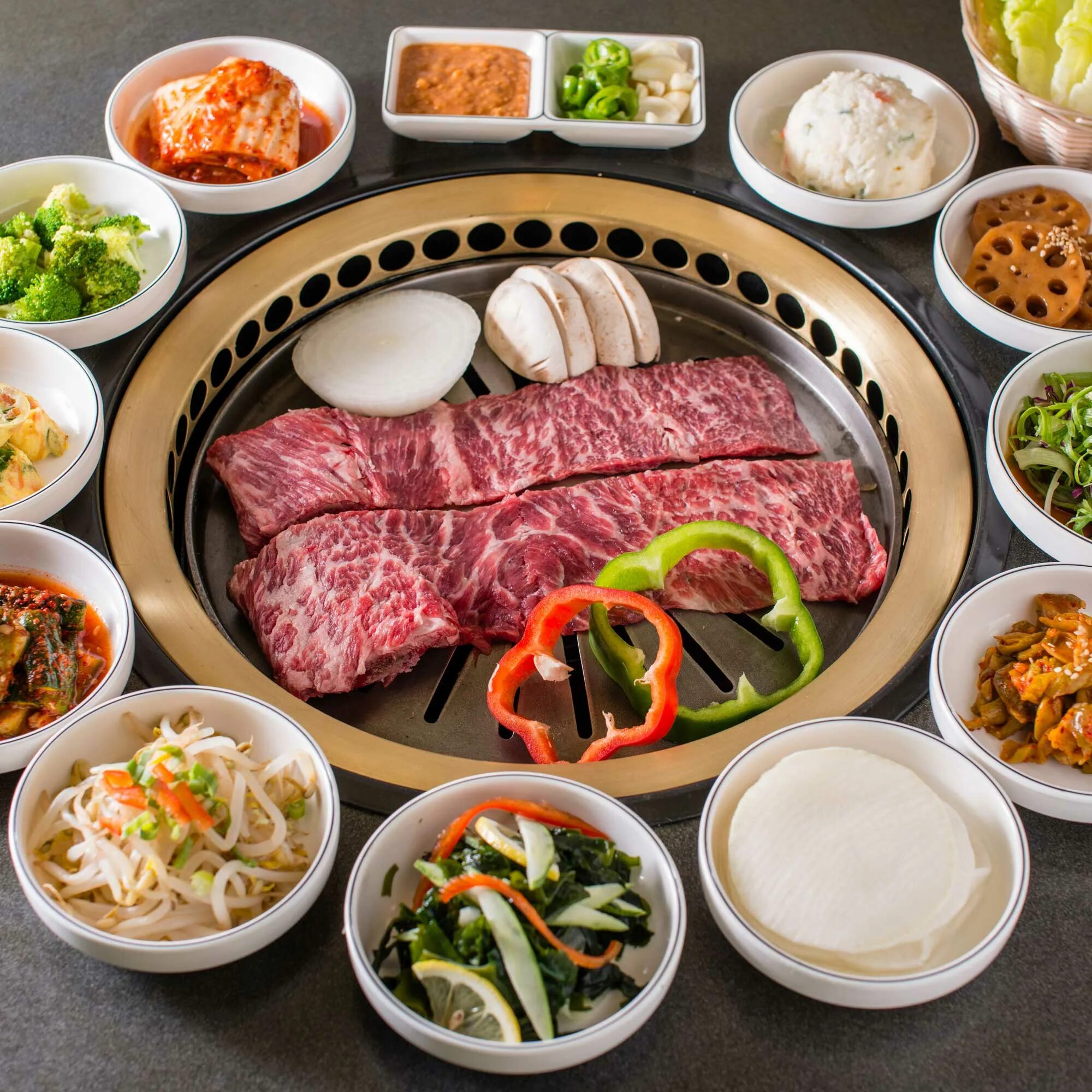 Корейский фуд в москве. Кокумпаб Корея еда. Корейская готовая еда. Полезная корейская еда. Корейская еда перекус.