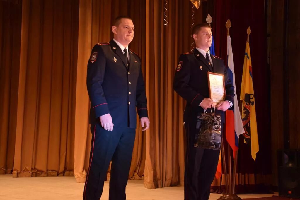 сотрудник полиции. полиция города шахты. увд по городу шахты литвиченко. полиция города шахты. шахты.