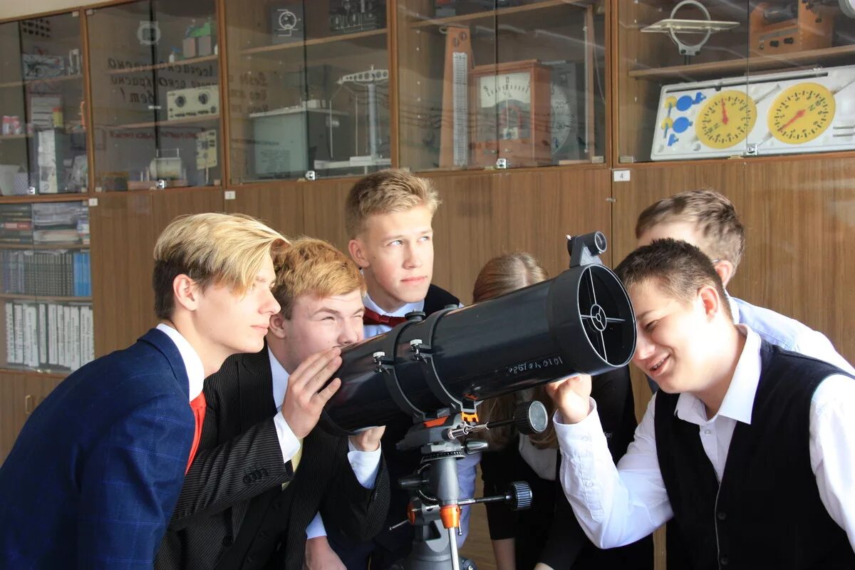 Включи уроки физики. Астрономия в школе. Урок астрономии в школе. Телескоп в школе. Класс астрономии в школе.