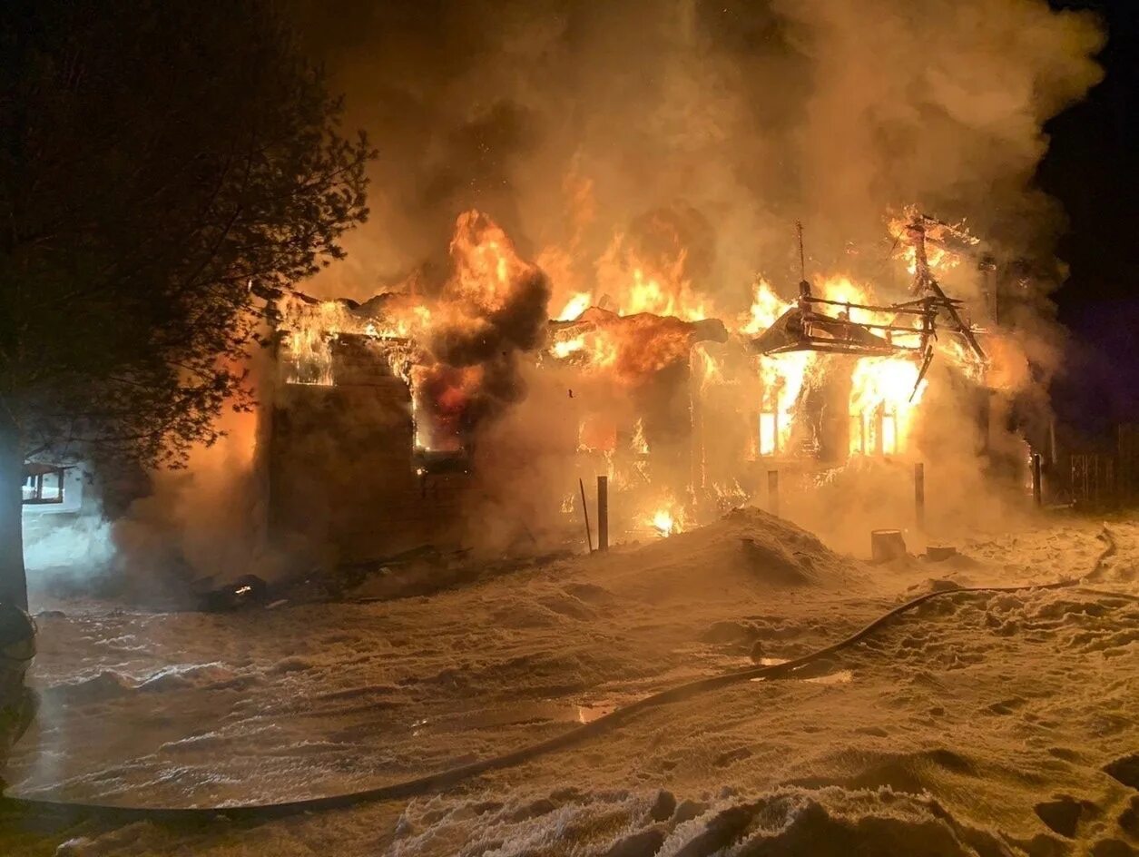 Пожар в Ржевском районе. Пожар в деревне. Сгорел дом в Тверской области. Сгоревший дом в деревне.