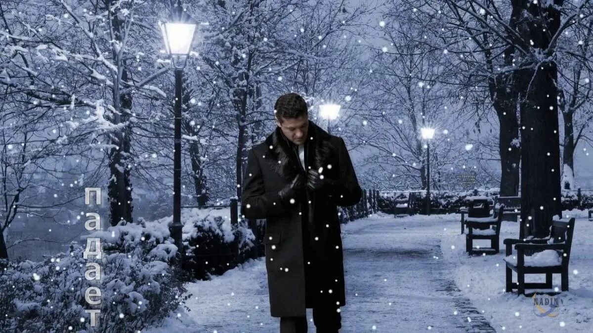 Тихо падал первый снег. Падающий снег. парень под снегопадом. одинокий парень ночь зима.