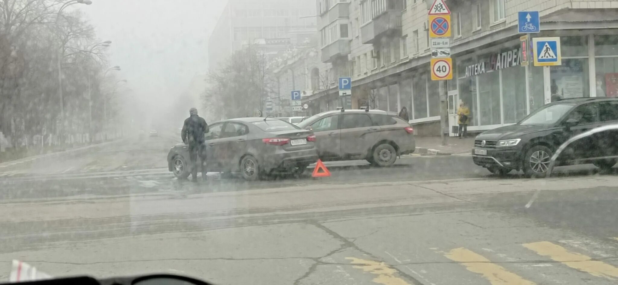 Гончарова перекрестки. Авария на Гончарова. Авария на Гончарова Ульяновск сегодня. Происшествие на Гончарова уль. Ульяновск пересечение Ленина и Гончарова.