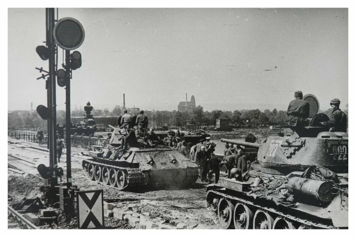 танки в бою. битва танковых армий. танковое сражение великой отечественной войны т34. танковое сражение. танки и солдаты.