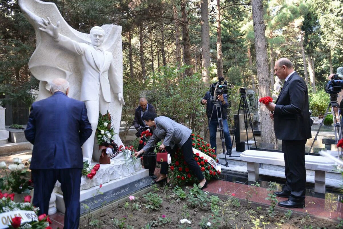 Песни магомаева в память о погибших. Могила м Магомаева. Могила Муслима Магомаева.