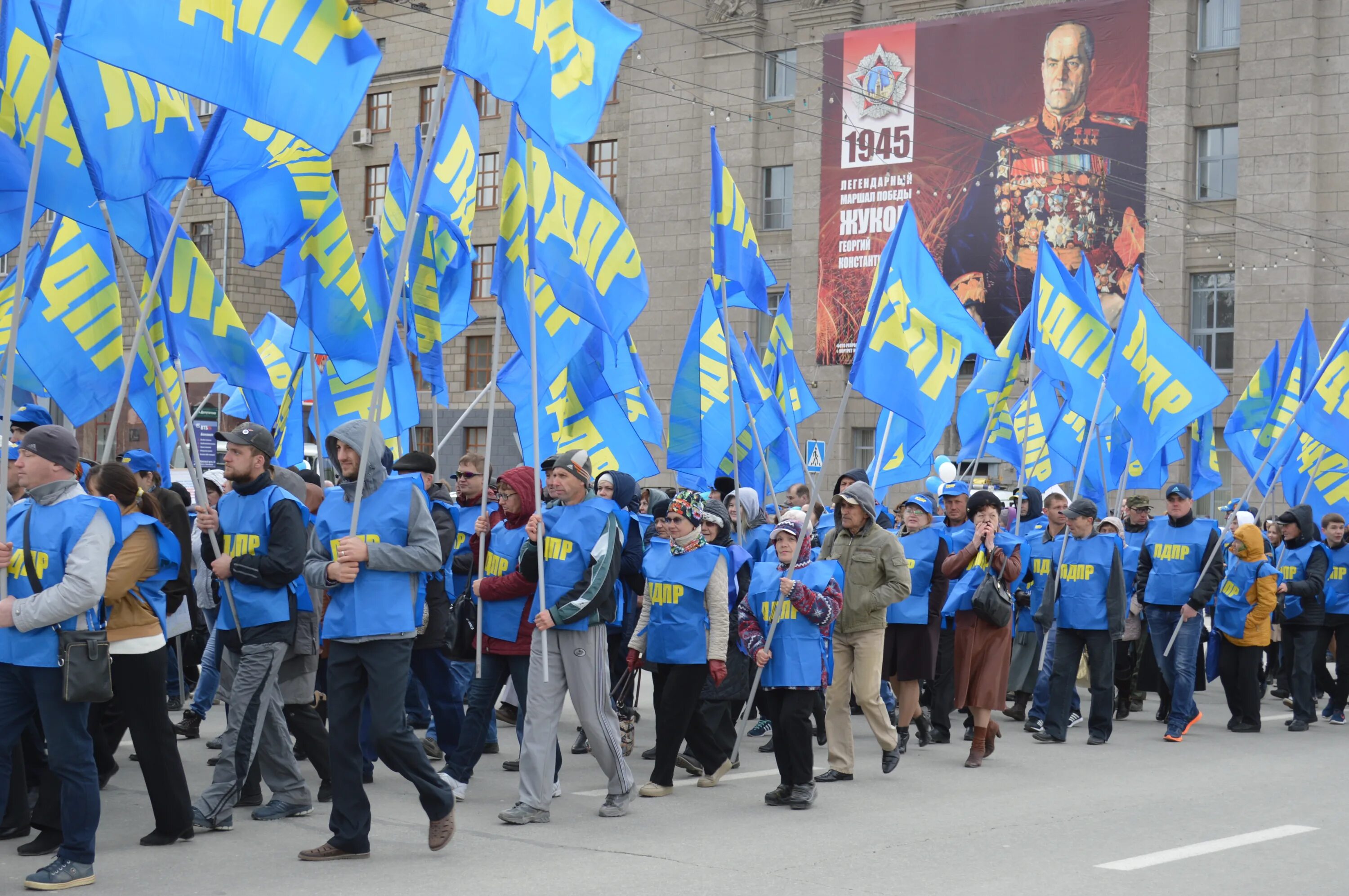 кампания лдпр. кампания лдпр. жириновский с депутатами лдпр. программа лдпр. лдпр 2003.