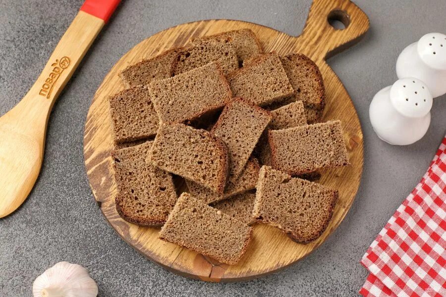 Как сделать вкусные гренки из хлеба. Гренки из черного хлеба. гренки с яйцом из черного хлеба. гренки из черного хлеба вес. как нарезать хлеб на гренки.