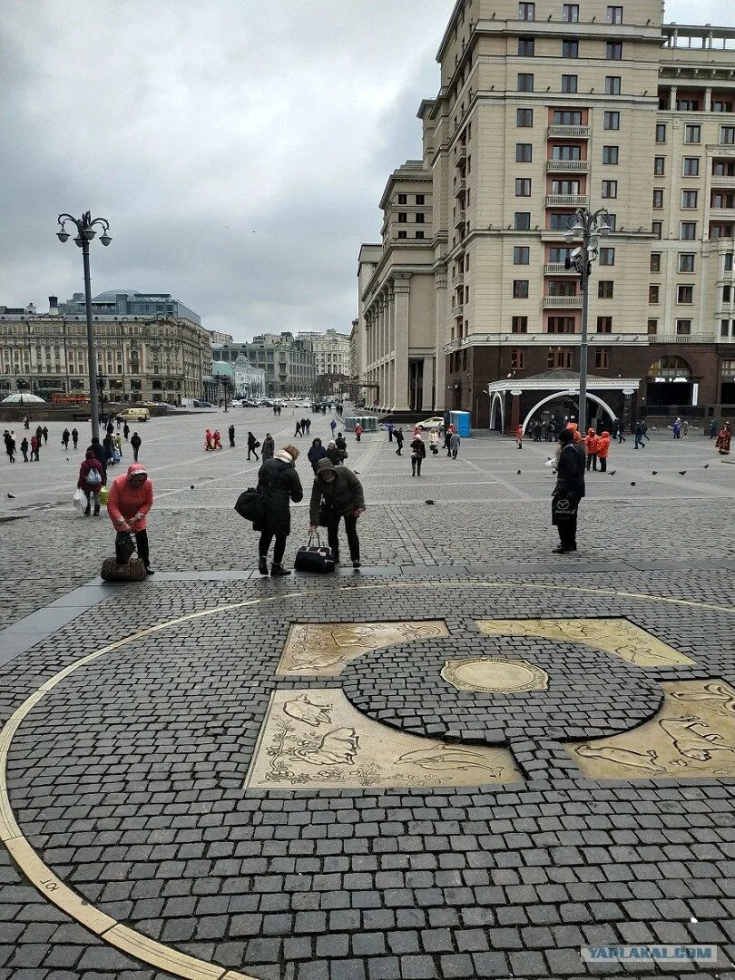 Нулевой Меридиан в Москве. Нулевой Меридиан на красной площади. Нулевой километр в Москве. Охотный ряд нулевой километр. Нулевой километр на красной