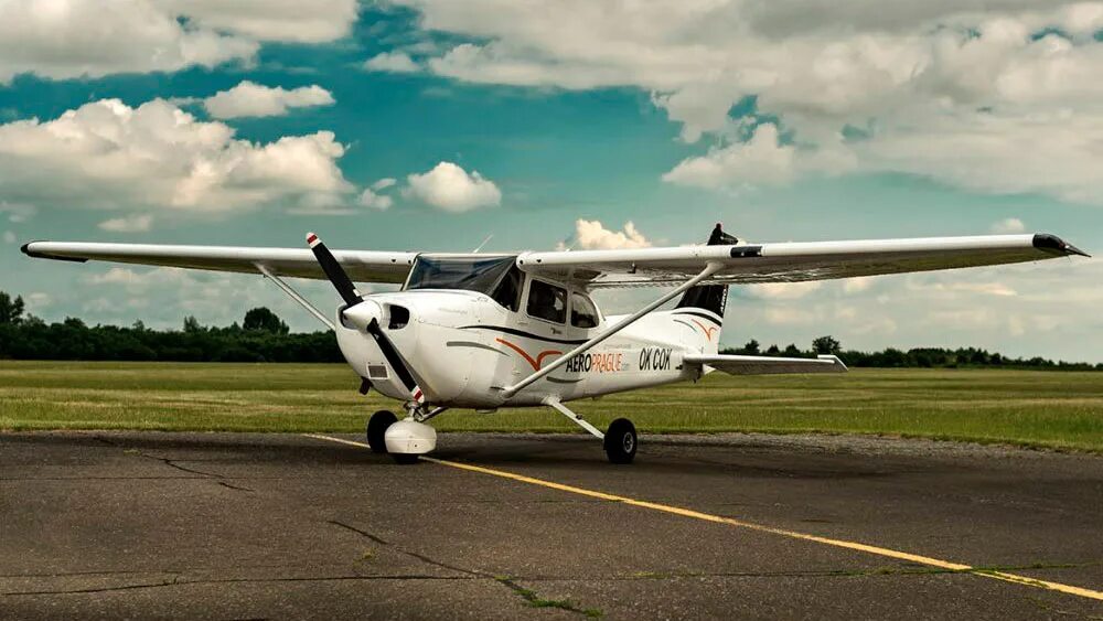 Дальность полета легкомоторного самолета. Самолет Cessna 172. Cessna 172 самолёты Cessna. Cessna c-172. Цесна 172s.