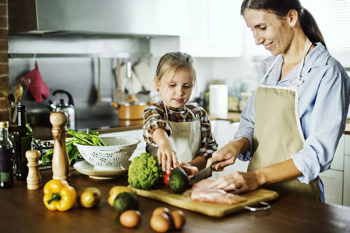 Vegetable family. Семья на кухне. Мама режет овощи. Педагогическая кухня. Семья овощей.