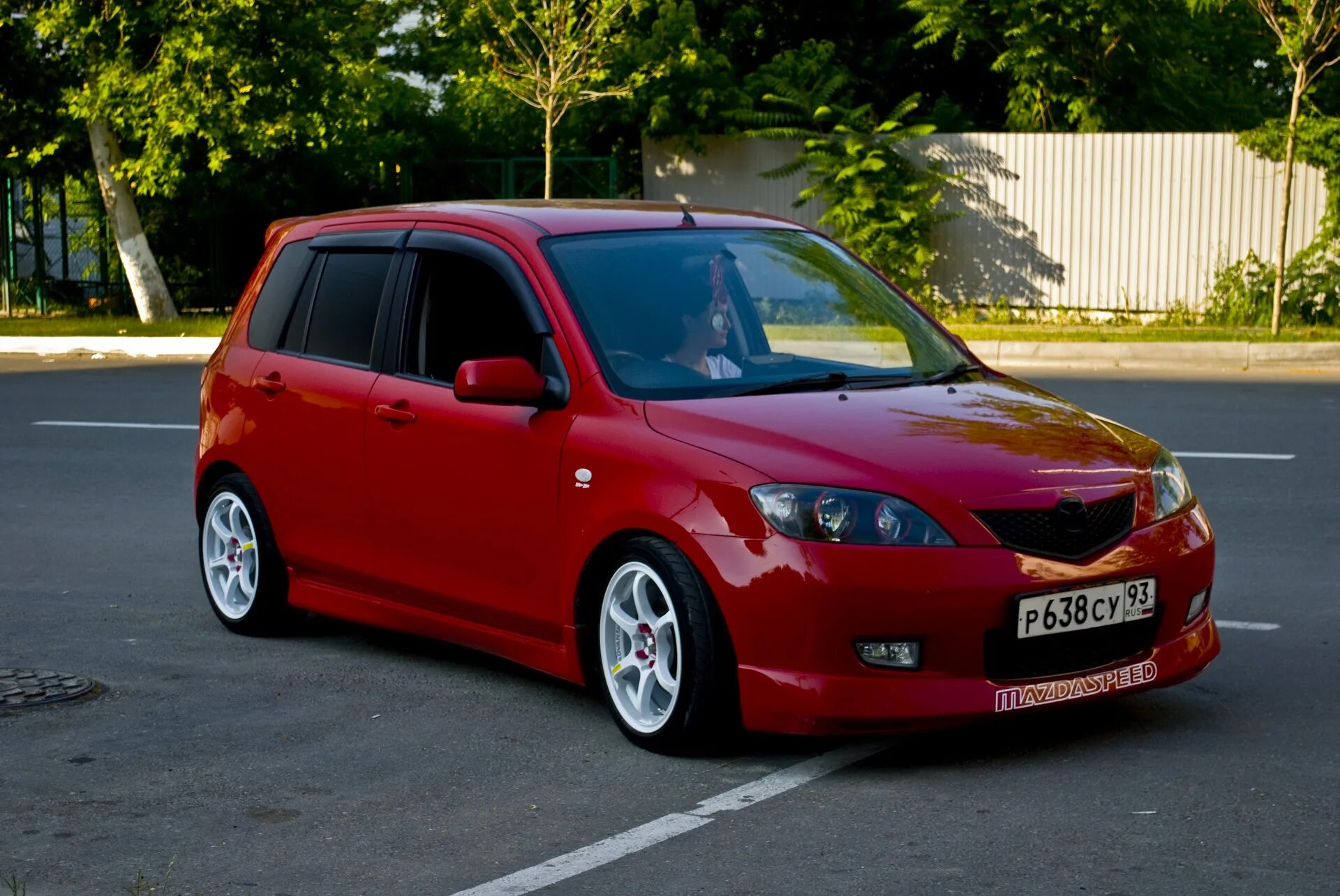 Mazda demio 2. Мазда Демио стенс. Mazda Demio stance. Мазда Demio 2003 Tuning.