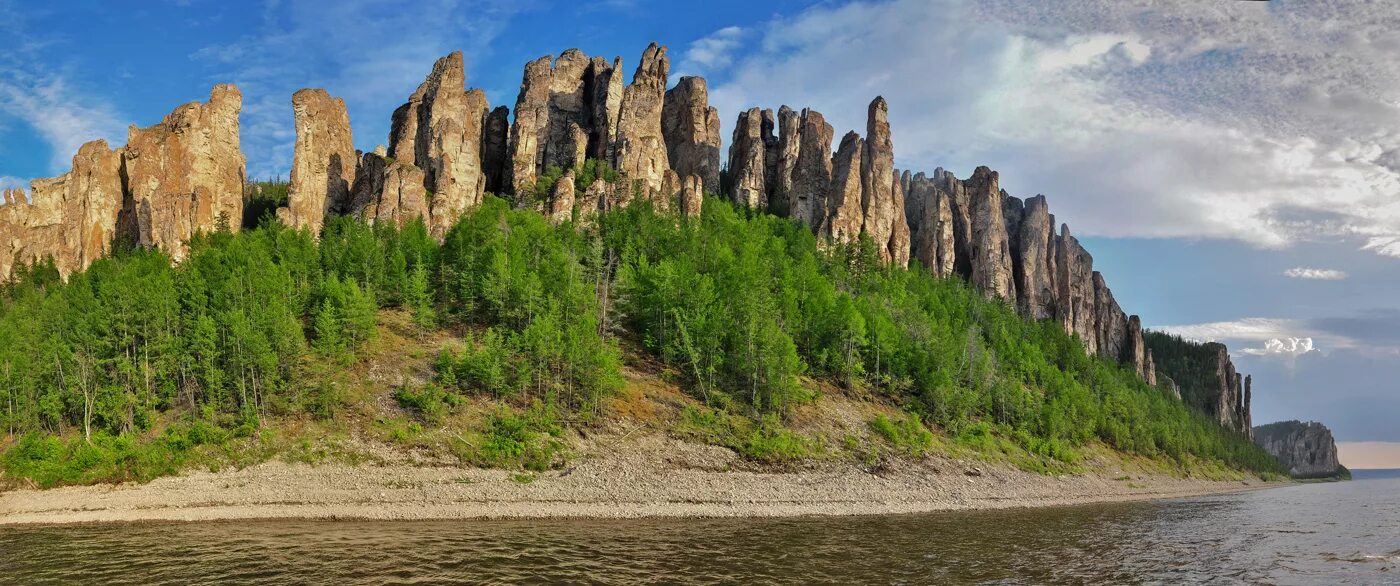 Природное образование на берегу лены. Река Лена Ленские столбы. Национальный парк “Ленские столбы”, Якутия. Якутск Ленские столбы. Река Лена Якутия Ленские столбы.