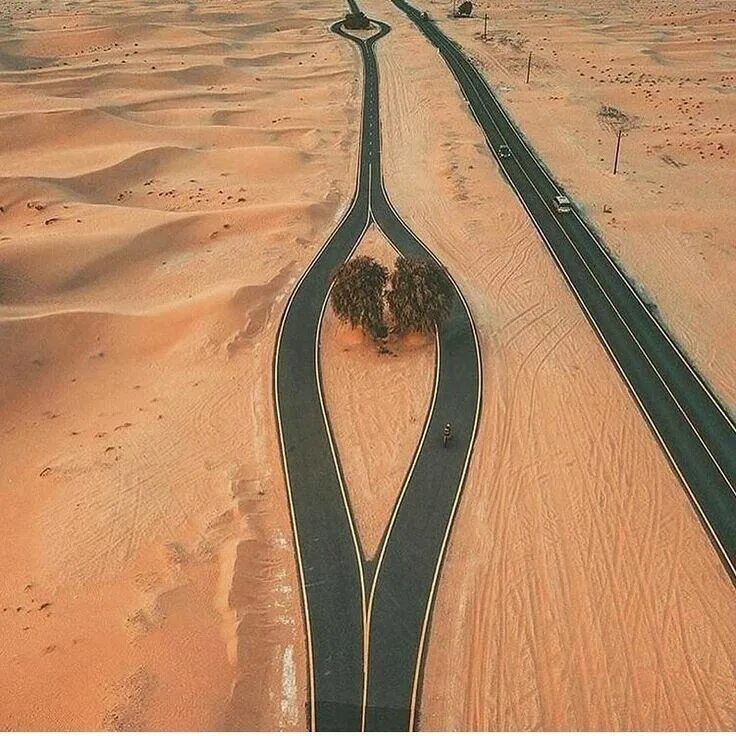 Дороги в пустыне. Трасса в пустыне. Дубай дорога. Пустынная дорога в Дубае.