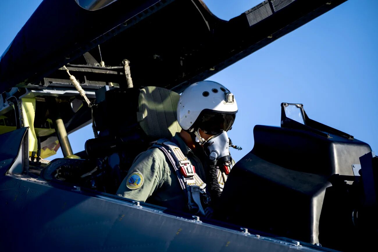 Константин валерьевич мурахтин. Константин мурахтин летчик. Летчик военной авиации. Лётчики погибшие в сирии су 24. Штурманская служба ввс су-24.