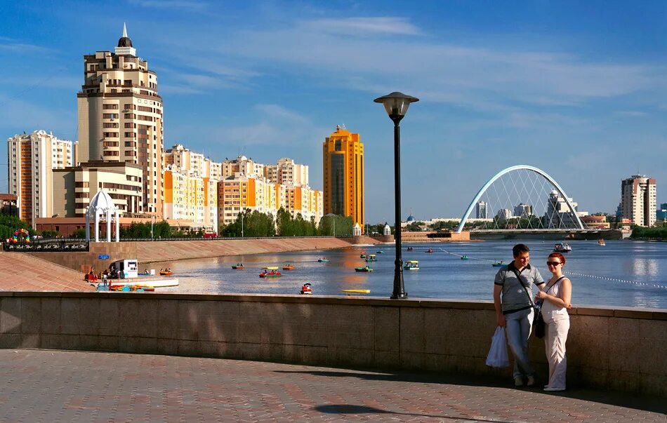 Выходные в астане. Астана набережная. Набережная реки Ишим Астана. Набережная Ишима в Астане. Река Есиль Астана.